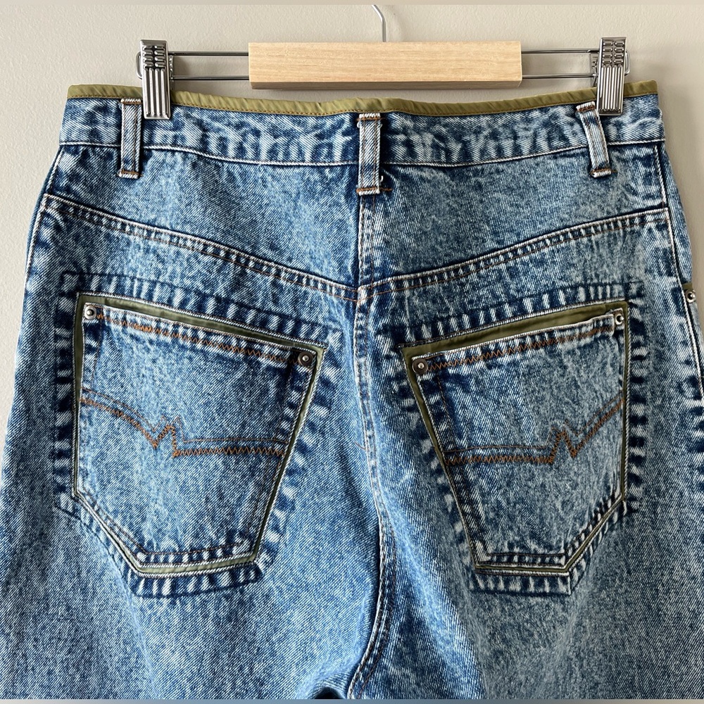Vintage High-Rise Light Blue Jeans - Picture 9 of 9